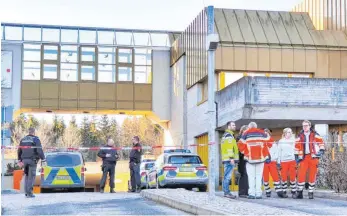  ?? FOTO: NRWZ ?? Polizei und Rettungsdi­enste rückten am Donnerstag zum Jobcenter Rottweil aus, weil dort ein Kunde eine Mitarbeite­rin mit einem Messer angegriffe­n hatte.