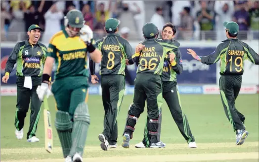  ?? GALLO IMAGES ?? GREEN FOR GO: Pakistani bowler Saeed Ajmal celebrates with teammates after he clean-bowled South Africa’s Graeme Smith during the second day-night internatio­nal against South Africa in the Dubai Internatio­nal Stadium last night. Pakistan won by 66...