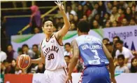  ?? DOKUMEN IBL ?? TAJAM: Shooting guard Pelita Jaya Xaverius Prawiro (kiri) menjadi pahlawan kemenangan timnya saat menghadapi Stapac Jakarta pada game ketiga semifinal IBL 2017-2018 di C-tra Arena, Bandung, tadi malam.