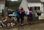  ?? (Photos Protection civile Alpes-Maritimes) ?? Les bénévoles azuréens à l’oeuvre hier, à l’image de Jérémy Crunchant.