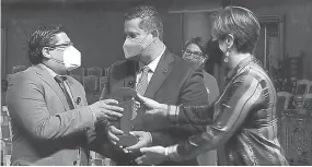  ??  ?? El médico Alfonso Delgado Vargas (izquierda) recibió del gobernador Diego Rodríguez la Presea Cervantina, por su labor contra Covid-19.