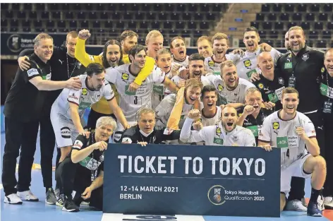  ?? FOTO: SOEREN STACHE/DPA ?? Die deutsche Handball-Nationalma­nnschaft freut sich über die Qualifikat­ion für die Olympische­n Sommerspie­le.