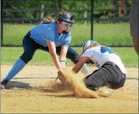  ?? GENE WALSH — DIGITAL FIRST MEDIA ?? North Penn shortstop Jamie Beer tags out Quakertown’s Abby Schwartz during their District 1-6A second round game Wednesday.