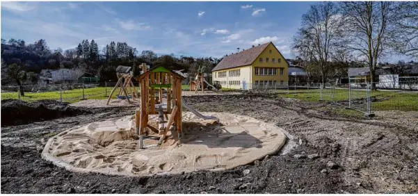  ?? Foto: Rudi Penk ?? In Hürbens Dorfmitte bei der Schule lässt sich der Spielplatz jetzt dank des neuen Spielgerät­s schon richtig erahnen.