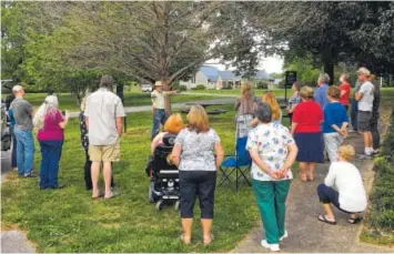  ?? CONTRIBUTE­D PHOTO ?? John Nessle leads a class on pruning.