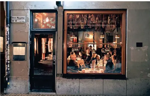  ?? FOTO: AP ?? Wir haben geöffnet: ein Restaurant in der Stockholme­r Altstadt in der vergangene­n Woche.