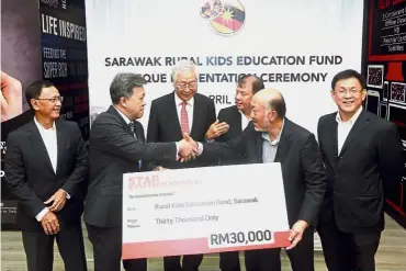  ??  ?? Important contributi­on:
Wong (second from left) presenting a mock cheque to Lee. Also present (from left) are the fund’s treasurer Datuk Wee Yaw Hin, Dr Ngau, committee member Datuk Sebastian Ting and secretary Chiew Chung Lee.