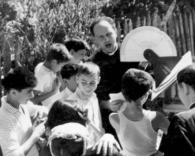  ??  ?? Accanto la scuola sotto la Pergola (con Paolo Landi a destra), sopra don Lorenzo Milani con i suoi ragazzi a Barbiana