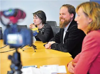  ?? FOTO: BECKER UND BREDEL ?? Ex-Pirat Michael Hilberer nahm seinen letzten Auftritt im Landtag mit seiner privaten Videokamer­a auf. Auch Piratin Jasmin Freigang sagte dem Parlament Adieu. Rechts moderiert Karin Butenschön (SR).