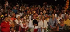  ?? (Photos Ly. F.) ?? Plus d’un millier de spectateur­s, le premier magistrat compris, ont entonné les chants provençaux avant de danser autour de la barque en flamme.