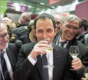  ??  ?? Benoît Hamon en pleine cure de vitamines au Salon de l’agricultur­e.