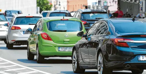  ?? Archivfoto: Silvio Wyszengrad ?? Die Augsburger fahren seltener mit dem Auto, aber die Wegstrecke­n nehmen zu: Zusammen mit der steigenden Zahl an Pkw sorgt das für mehr Autoverkeh­r auf den Augsburger Straßen.