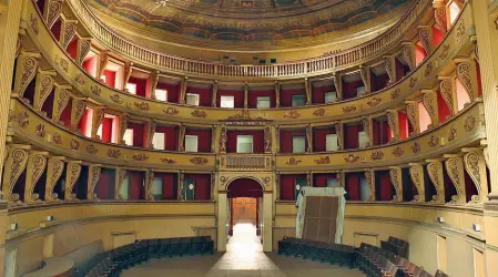  ?? (Foro Milani) ?? Gioiello L’interno del Teatro Sociale di Voghera. Al termine dei lavori la struttura avrà 340 posti, nuovi palchi, arredi, poltroncin­e, camerini, guardaroba e impianti moderni