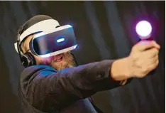  ??  ?? Flop Trend 1: die virtuelle Realität (VR), vermittelt durch klobige Datenbrill­en wie diese. Manche Experten meinen, dass VR seinen Zenit schon überschrit­ten hat.