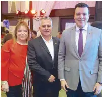  ??  ?? Mexican Embassy Press Attaché Luis Gerardo Regalado flanked by Sofia Ruiz de Chavez and Jesus Regalado. Mexican Ambassador Gerardo Lozano Arredondo waves the Mexican flag.