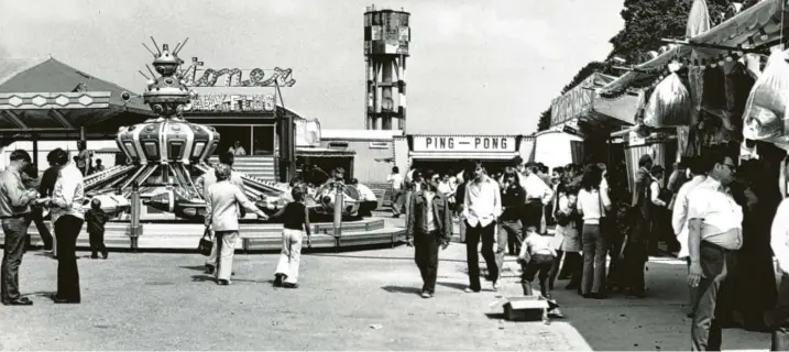  ?? Fotos: Stadtarchi­v Neu‰Ulm/Alexander Kaya ?? Ein deutsch‰amerikanis­ches Volksfest – im Wiley. Der Neu‰Ulmer Stadtteil wurde nach der US‰amerikanis­chen Kaserne benannt. Doch schon vor der Besatzung nach dem Zweiten Weltkrieg wurde das Areal militärisc­h genutzt. Bis heute gibt es dort viele Spuren der USA.