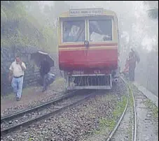  ?? HT PHOTO ?? The rail car that derailed on the world heritage Kalka-shimla narrow-gauge line near Barog on Thursday morning.