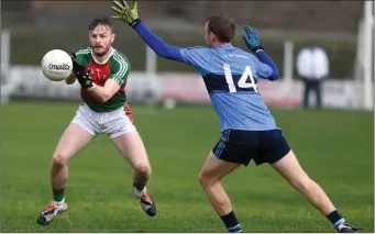  ?? Kilcummin’s Gary O’Leary is challenged by Adam Walsh, Kilmacthom­as ??