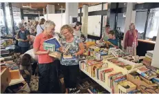  ?? FOTO: KAISER ?? Voller Bücher und Lesefreund­en war am Freitag das Foyer im Kempener Rathaus. Auch am Samstag ist der Flohmarkt geöffnet.