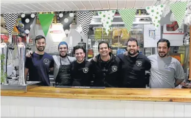  ?? ?? Los Torrado, con el equipo de trabajador­es de Bodeguita Palmera.