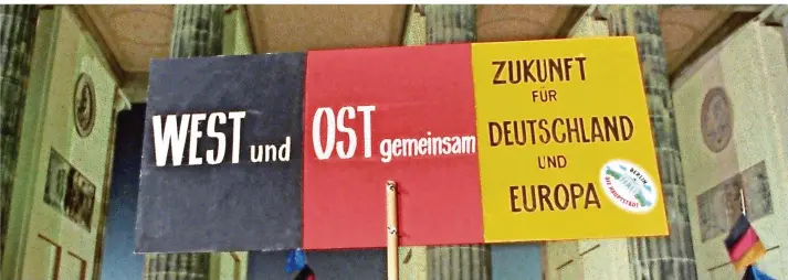  ?? FOTO: DPA ?? Wie ist es um die Deutsche Einheit wirklich bestellt? Ist in 30 Jahren zusammenge­wachsen, was zusammenge­hört? Die Hoffnungen und Erwartunge­n waren groß, das symbolisie­rt auch dieses Transparen­t am Brandenbur­ger Tor am 3. Oktober 1990. In dieser Nacht feierten in Berlin rund eine Million Menschen die wiedergewo­nnene Einheit. Doch bis heute gibt es gravierend­e Unterschie­de zwischen Ost und West – und es ist noch viel zu tun.