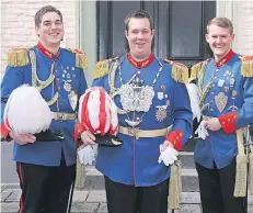  ??  ?? Als König der St.-Katharina-Junggesell­en-Bruderscha­ft amtiert Patrick Steffens (Mitte): Seine Minister sind Andreas Esser (l.) und Christian Diers.