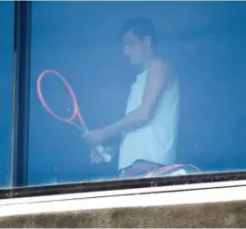  ?? Afp ?? Bernard Tomic oefent wat op zijn hotelkamer.