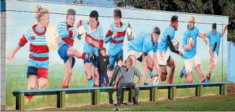  ?? JOHN BISSET/STUFF ?? Waimate artist Bill Scott checks out his latest mural with grandson Arlo Matthews, 4.