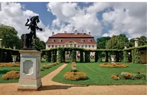 ??  ?? Schloss Branitz ist Teil des Branitzer Parks und gehört zu den bedeutends­ten Baudenkmäl­ern der Stadt Cottbus. Ein Besuch steht für den 6. Tag der Reise auf dem Programm.