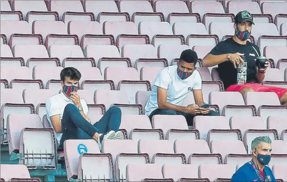  ?? FOTO: EFE ?? Riqui Puig se quedó en la grada en el Trofeu Joan Gamper por decisión técnica de Ronald Koeman, que cree que este año no tendrá en el Barça los minutos que necesita