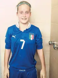  ??  ?? Talento A destra: Verena Erlacher con la maglia della nazionale under 16. A sinistra: il debutto in serie A femminile con il Südtirol Damen