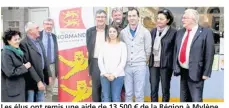  ??  ?? Les élus ont remis une aide de 13 500 € de la Région à Mylène et Benoît Eudes, gérants de la boulangeri­e de Beauchamps.