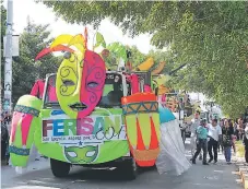  ??  ?? Los pobladores de San Lorenzo, Valle, pusieron todo su empeño y creativida­d en la elaboració­n de las carrozas para el carnaval.