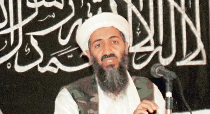  ??  ?? ► El líder de Al Qaeda, Osama Bin Laden, en una conferenci­a de prensa en 1998 en Khost, Afganistán.