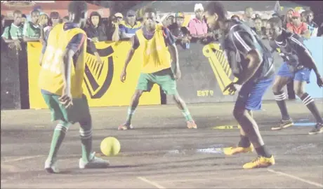  ??  ?? Scenes from the North Ruimveldt (black) and Rising Stars in the round of 16 clash at the National Cultural Center in the Guinness ‘Greatest of the Streets’ Georgetown Championsh­ip