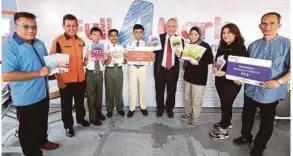  ?? PIC BY MOHD AZREN JAMALUDIN ?? Johor Raja Zarith Sofiah Foundation chief executive officer Datuk Mohamed Ghazali Mohamed Yusoff (fourth from right) and New Straits Times Press general manager (marketing) Farah Ezrin Mohd Rashidi (third from right) with students selected for the...