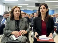  ??  ?? Campidogli­o La sindaca Virginia Raggi e, a sinistra, l’assessora a Roma semplice, Flavia Marzano (foto LaPresse/Corradetti)