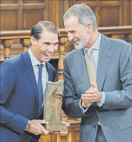  ?? EFE ?? Rafa Nadal recibió la distinción de manos de Felipe VI. A sus 36 años, el manacorí tiene todavía carrera por delante, subrayó en su discurso