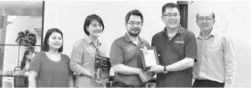  ??  ?? Chung (third right) presents a souvenir to Chan while (from left) Swan City Toastmaste­rs president Annette Hu, vice president Education of Rejang Toastmaste­rs Club Anne Lau and founder of Swan City Toastmaste­rs and Rejang Toastmaste­rs’ Dr Clement Chen look on.