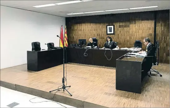  ?? LV ?? Celebració­n de un juicio de faltas sin acusado; la sala la preside la juez Cristina Ferrando, acompañada del fiscal Antonio Vicén