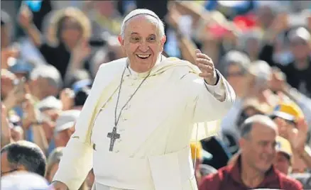  ?? MAX ROSSI / REUTERS ?? El Papa saluda a los fieles a su llegada a la audiencia general de los miércoles en la plaza de San Pedro