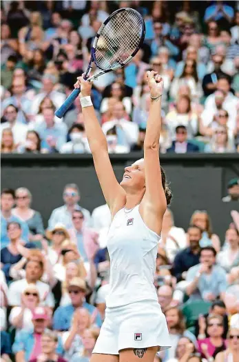  ?? Foto: ČTK ?? Ruce nahoru Karolína Plíšková porazila ve Wimbledonu dvojku Sabalenkov­ou, čeká jednička Bartyová.