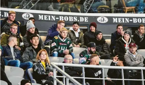  ?? Foto: Siegfried Kerpf ?? So geht Siegen: Die FCA-Profis sahen im Curt-Frenzel-Stadion einen 4:2-Erfolg der Augsburger Panther gegen Iserlohn.