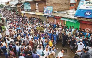  ?? AP ?? Men carry Bukhari’s coffin for his funeral at Kreeri, 40km from Srinagar, in Jammu & Kashmir, yesterday.