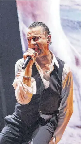  ?? Ferran Sendra ?? Dave Gahan, durante la actuación de ayer de Depeche Mode.