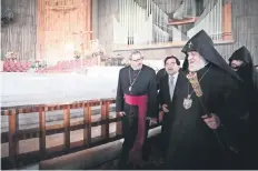  ??  ?? Karekin II visitó la Basílica de Guadalupe, donde además de recorrer el santuario, oró por la paz en el mundo.