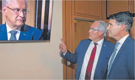  ?? FOTO: CHRISTOPH KÖLLE ?? CSU Landtagska­ndidat Eric Beißwenger (rechts) und Landrat Anton Klotz beobachten die Wahlanalys­en.