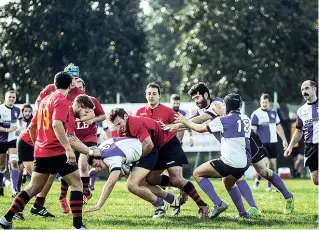  ??  ?? Sopra: una azione di gioco della prima squadra, che disputa la serie B. In alto: tutti insieme al campo, figli e genitori contro i femminicid­i