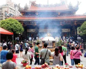  ??  ?? The 18th-century Longshan Temple is a must-see in Taipei.