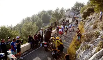  ?? (Photos Valérie Le Parc) ?? Un panorama grandiose sur la rade, une météo printanniè­re et un rendez-vous sportif incontourn­able : promeneurs, fans de vélo et cyclotouri­stes s’étaient donné rendez-vous hier dans les derniers lacets du mont Faron pour voir passer (entre autres !) les champions Romain Bardet et Thibaut Pinot.